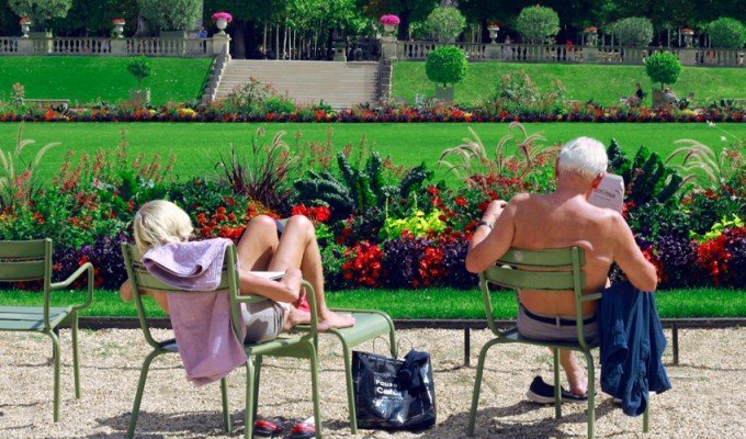 Man och kvinna solar i trädgård, ökad risk för soleksem