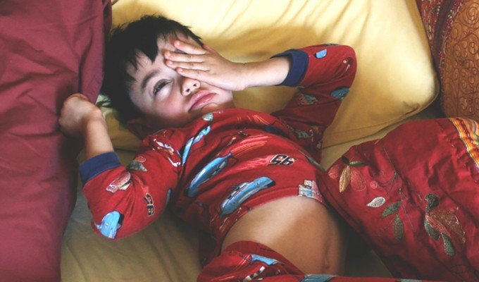 Nyvaken pojke med pyjamas