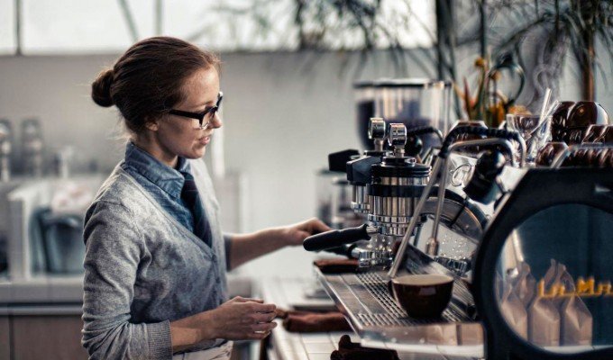 Kvinna som arbetar på cafe