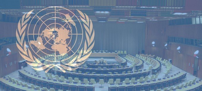 En sal i Förenta Nationernas högkvarter. FNs flagga inklippt.