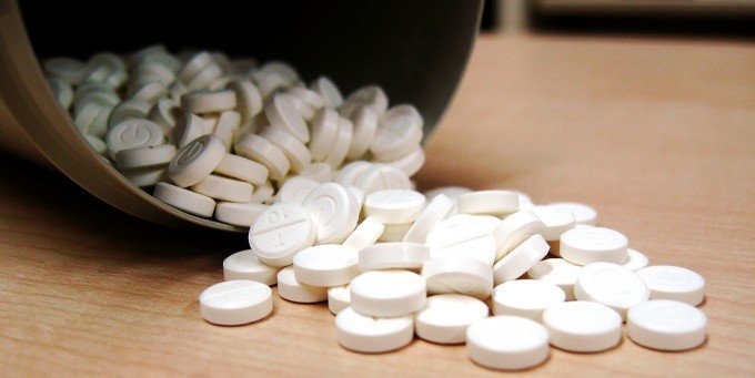 Tabletter som lagts ut på ett bord.