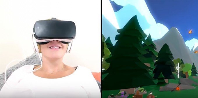 Kvinna som spelar VR-spel
