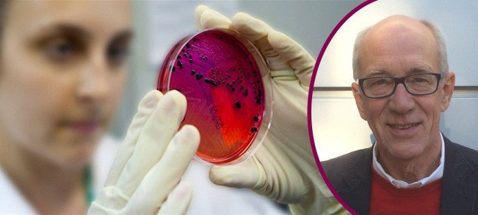 En forskare studerar antibiotikaresistens på lab.
