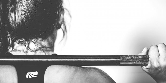 Kvinna som tränar med skivstång kan få bättre minne om hon lägger upp sin träning på rätt sätt.