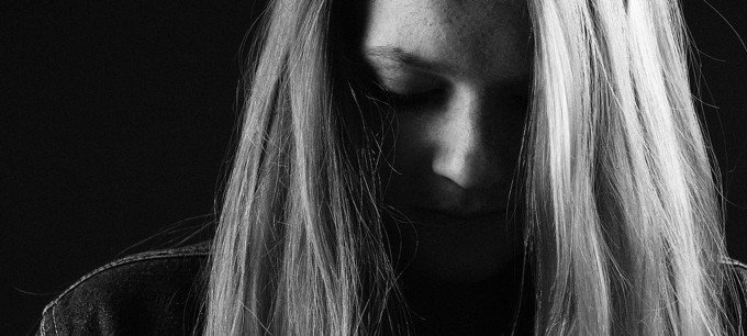 En svartvit bild på en deprimerad kvinna.