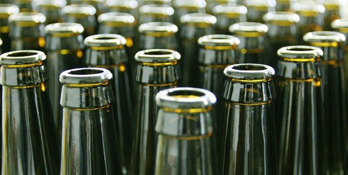 Ölflaskor som står raddade kan explodera enligt Livsmedelsverket- Därför återkallas dem.