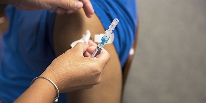 Kvinna som får spruta med vaccin mot äggstockscancer.