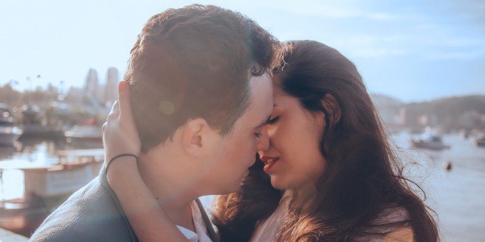 Ett par som kysser varandra. Många par lever med hiv idag någonting som uppmärksammas på världsaidsdagen.