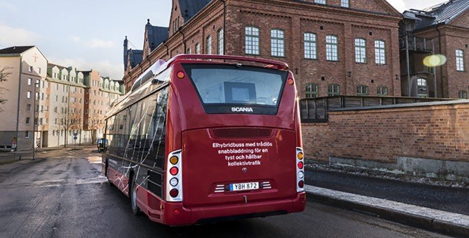 Miljöbuss som kör nedför en backe vid Tom Tits i Södertälje.