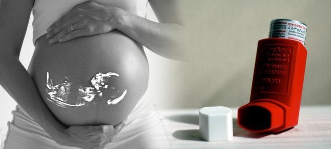 Gravid kvinna med bild på ultraljud av foster över magen och en astmainhalator.