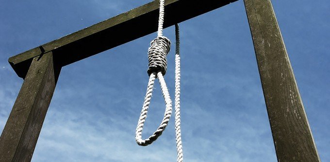 Bild på ett rep som hänger över en bräda, uppställd för hängning. En vanlig suicidmetod bland män.