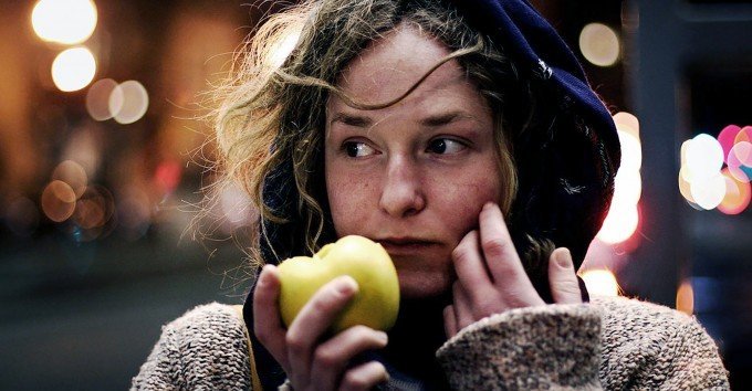 Kvinna som äter ett äpple.